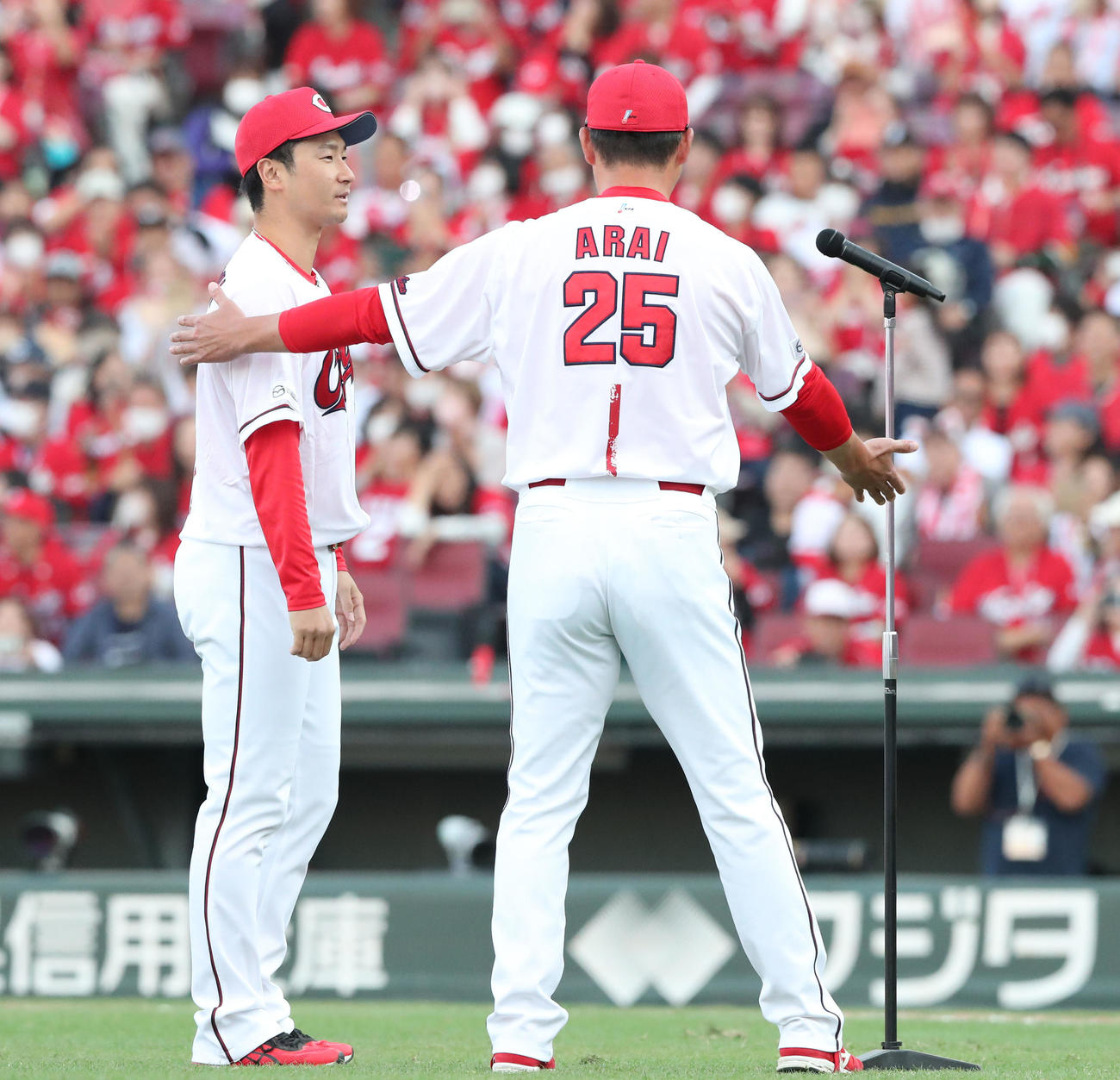 広島対DeNA　セレモニーで突然新井監督に呼ばれ困惑の表情を見せる島内（撮影・梅根麻紀）