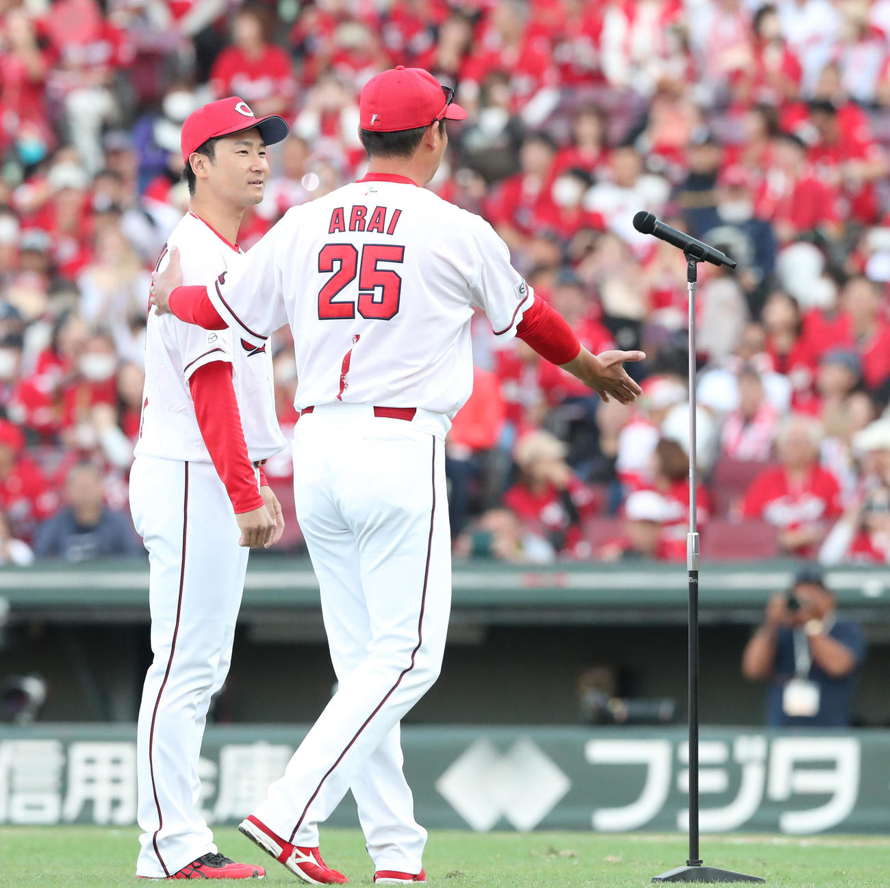 広島対DeNA　セレモニーで突然新井監督に呼ばれ困惑の表情を見せる島内（撮影・梅根麻紀）