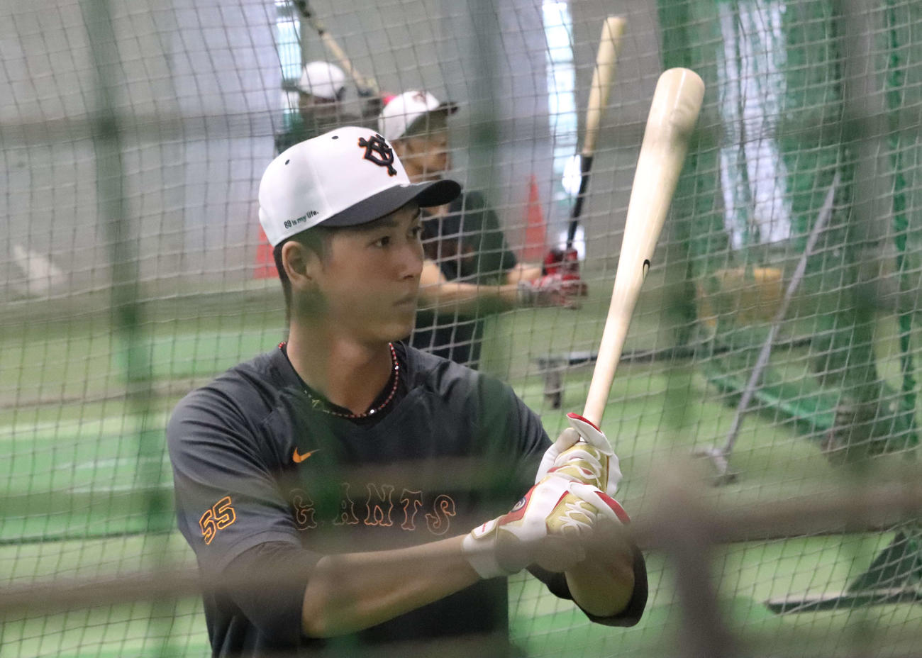 ジャイアンツ球場の秋季練習で打撃練習する巨人秋広（撮影・小早川宗一郎）