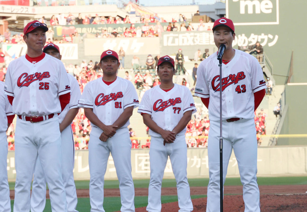 セCSファーストS第2戦　広島対DeNA　ファイナルS進出を決め、新井監督に選手代表としてスピーチを指名された島内（右）（撮影・加藤孝規）