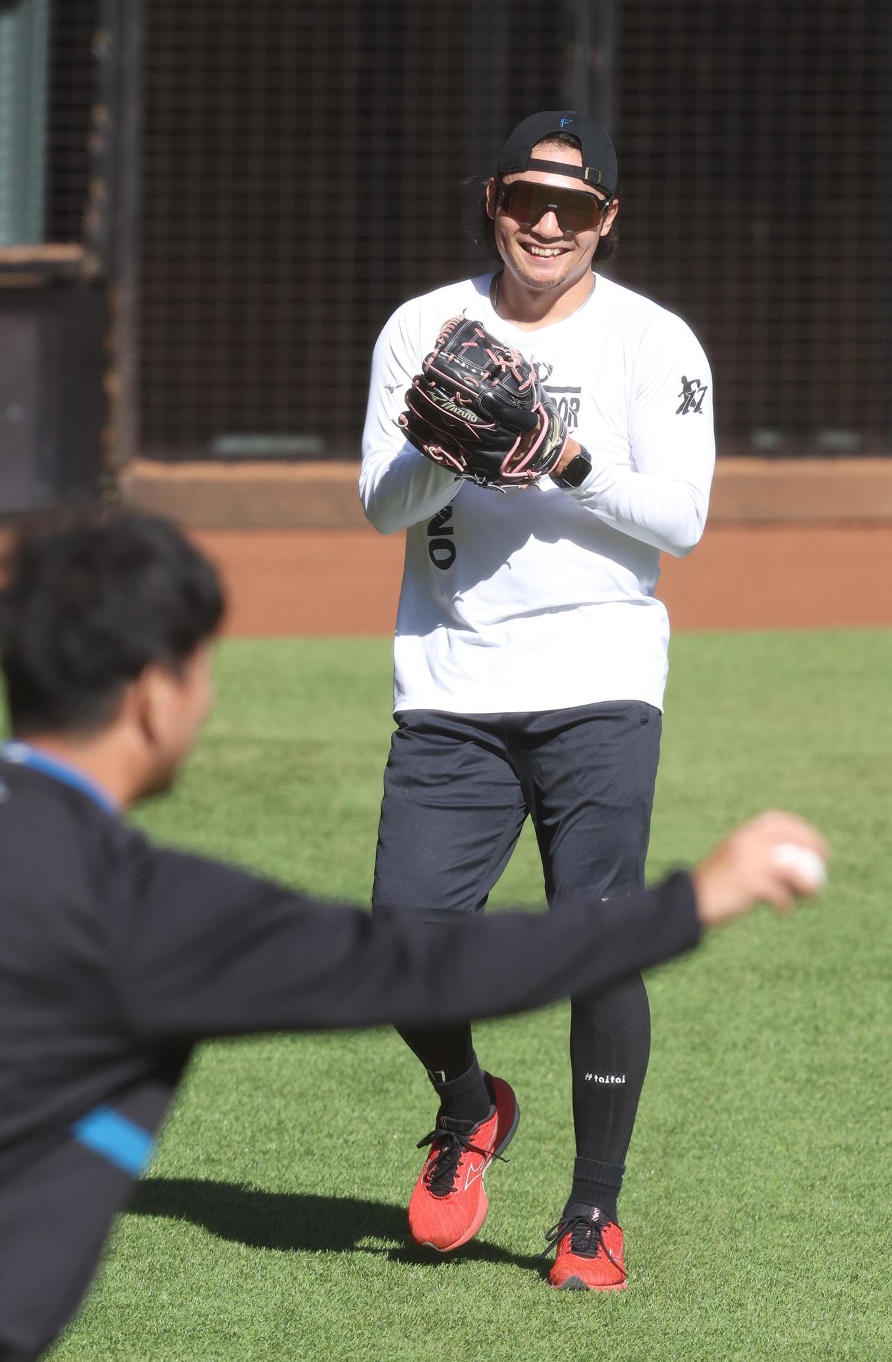 笑顔でキャッチボールする日本ハム伊藤（撮影・黒川智章）