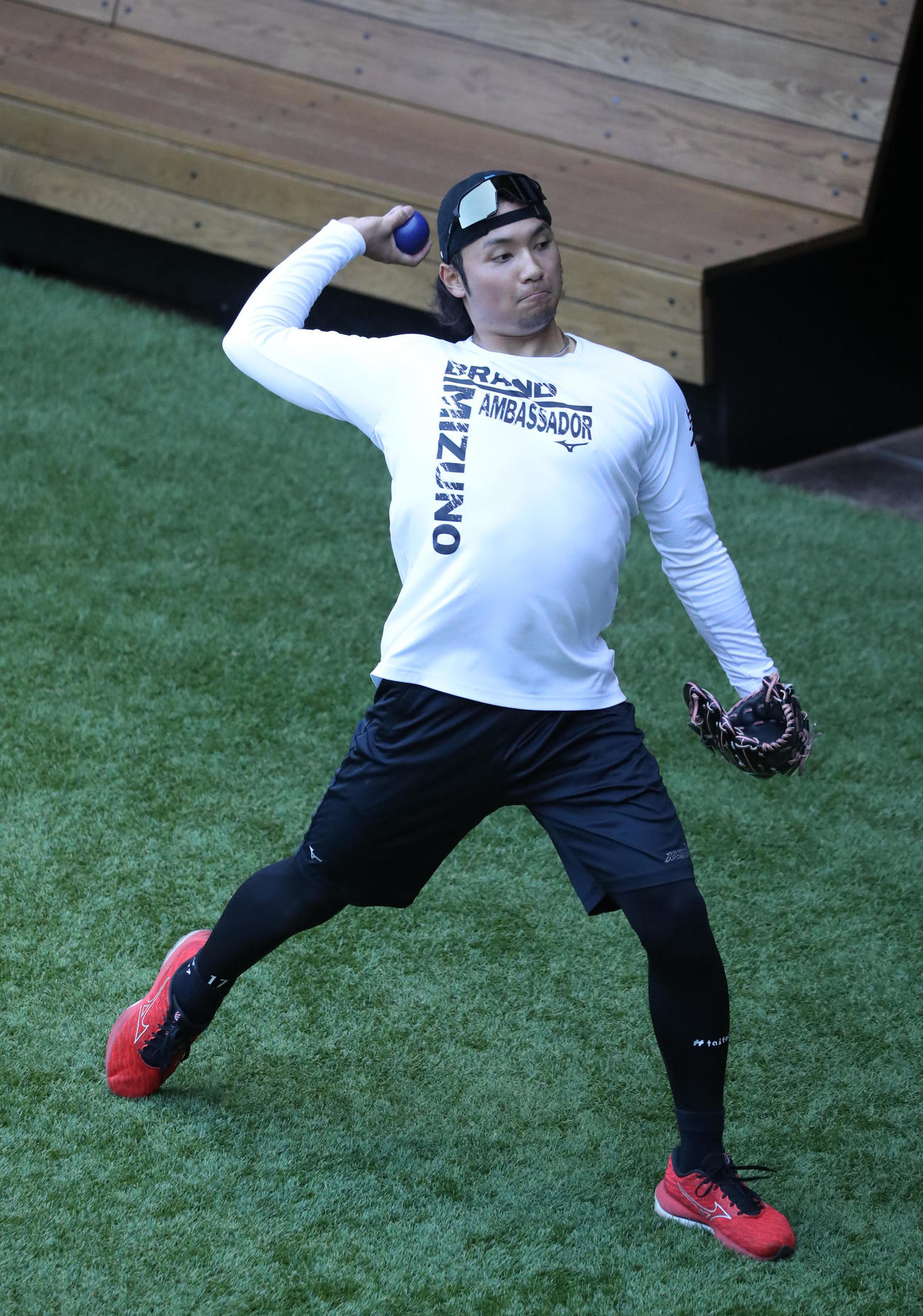 壁に向かってボールを投げる日本ハム伊藤（撮影・黒川智章）