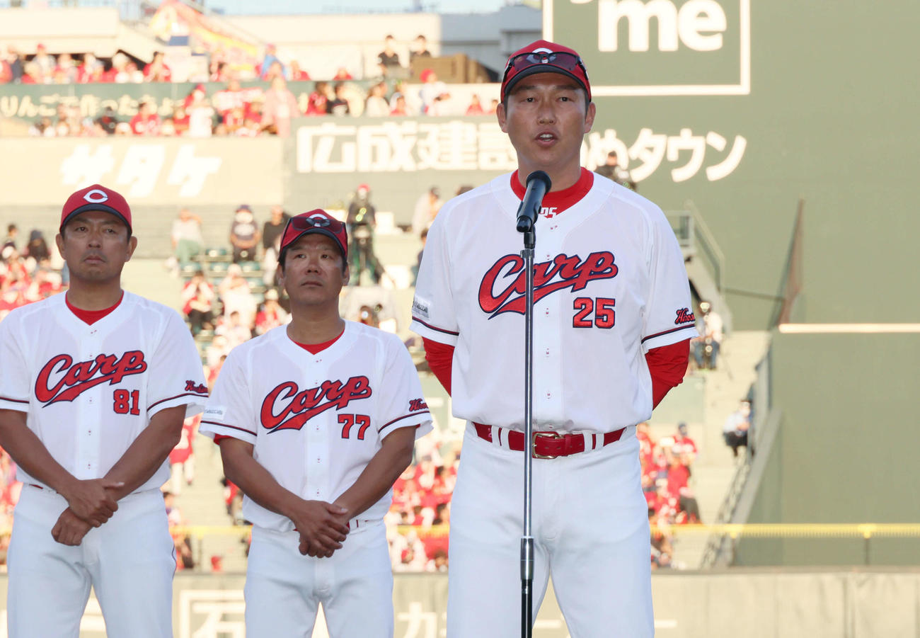 セCSファーストS第2戦　広島対DeNA　ファイナルS進出を決め、あいさつする新井監督（撮影・加藤孝規）
