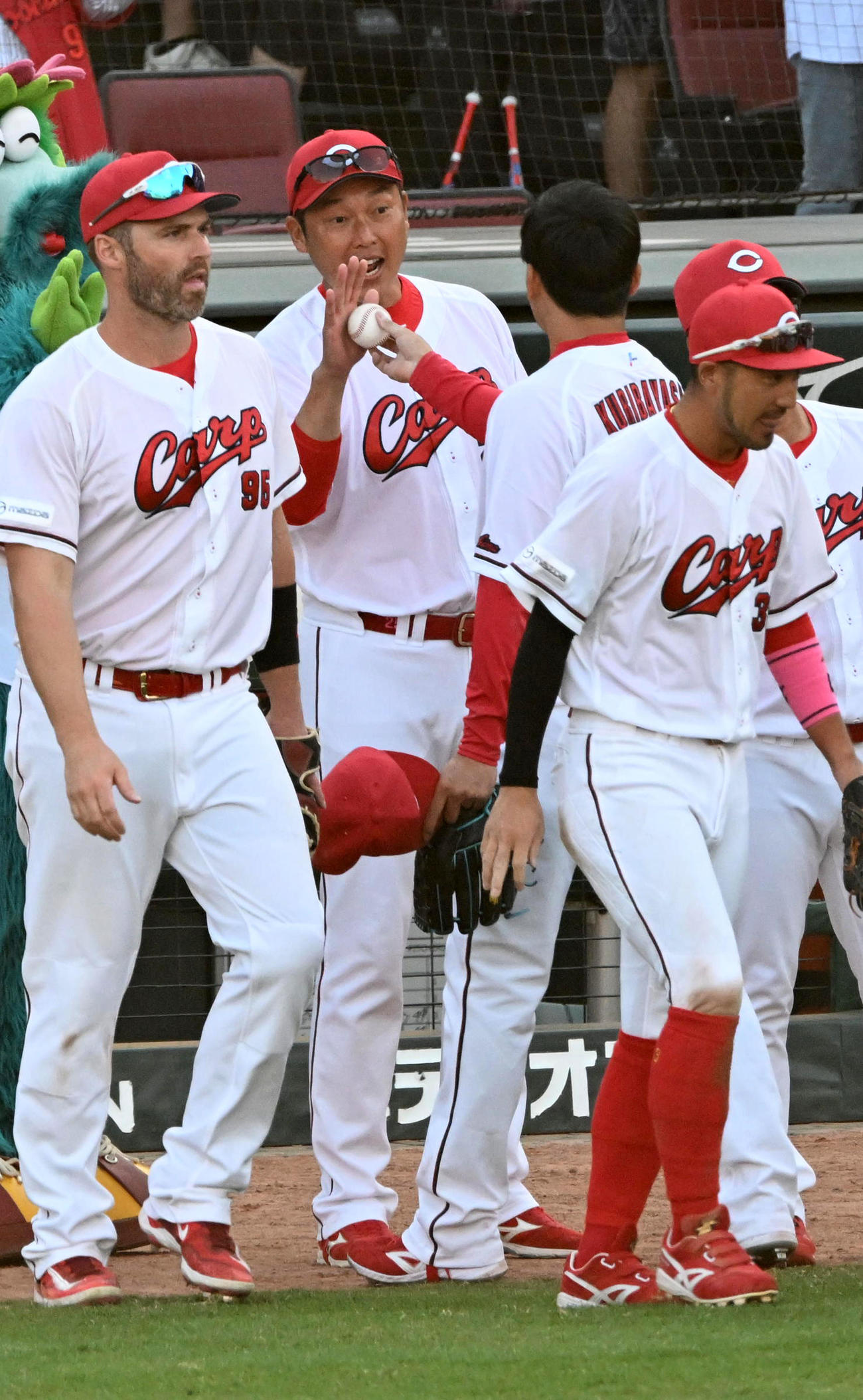 広島対DeNA　栗林良吏からウイニングボールを受け取る新井監督（撮影・前岡正明）