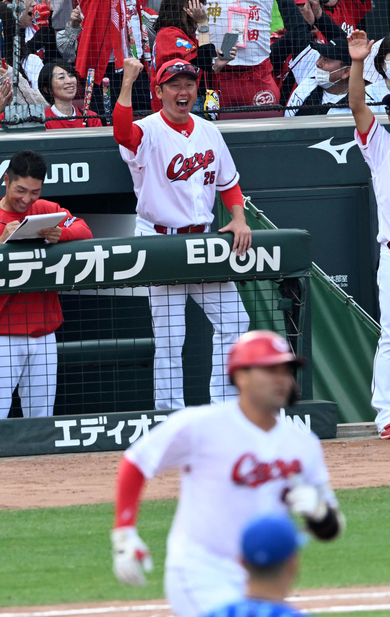 広島対DeNA 6回裏広島無死、代打末包の本塁打にガッツポーズする新井監督（撮影・前岡正明）