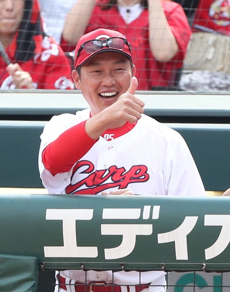 広島対DeNA　始球式に登場した山本浩二氏とカブス鈴木にサムアップする新井監督（撮影・梅根麻紀）