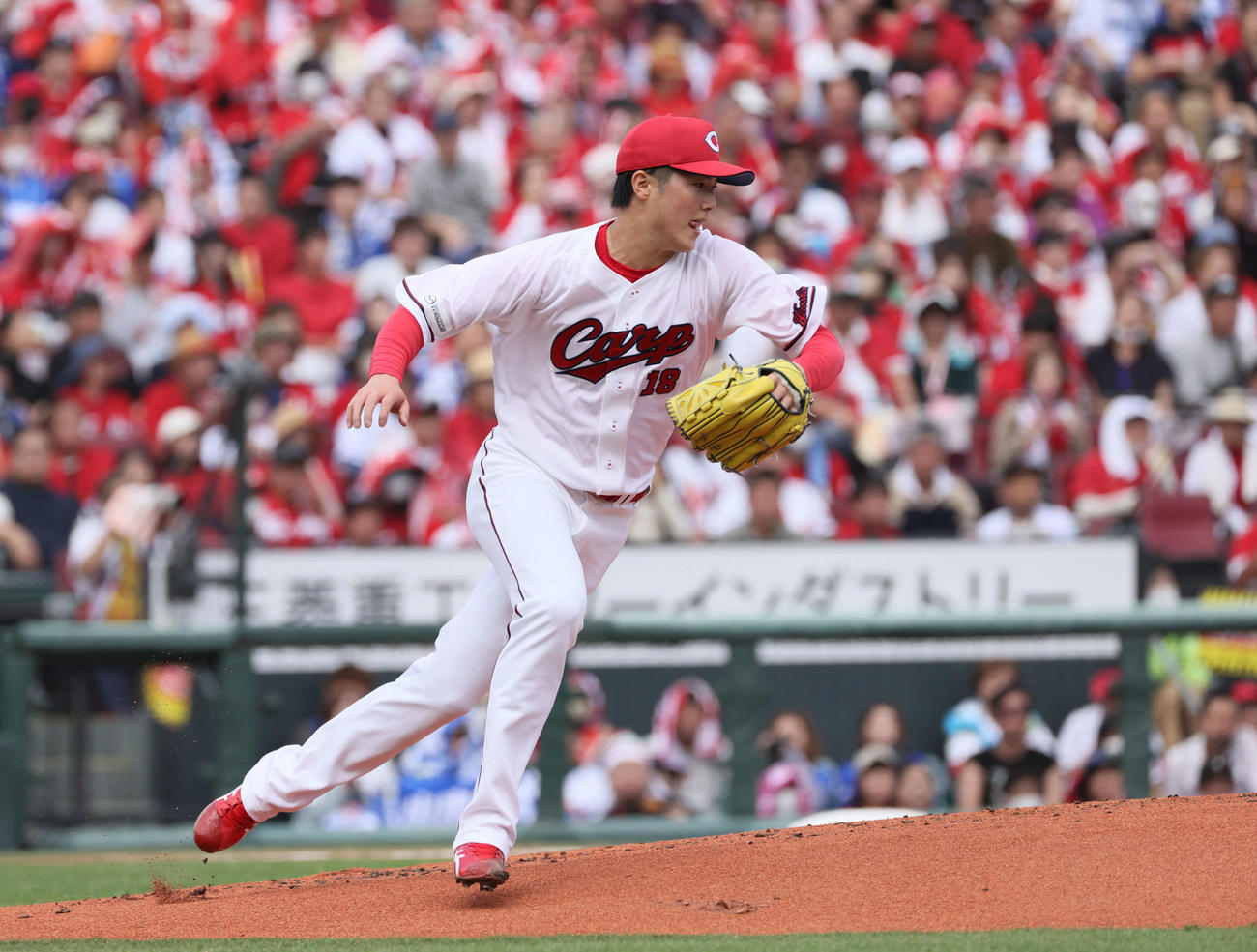 セCSファーストS第2戦　広島対DeNA 2回表DeNA2死一塁、森下は山本の打球をいったんはじくが、自ら追いかけアウトにする（撮影・加藤孝規）