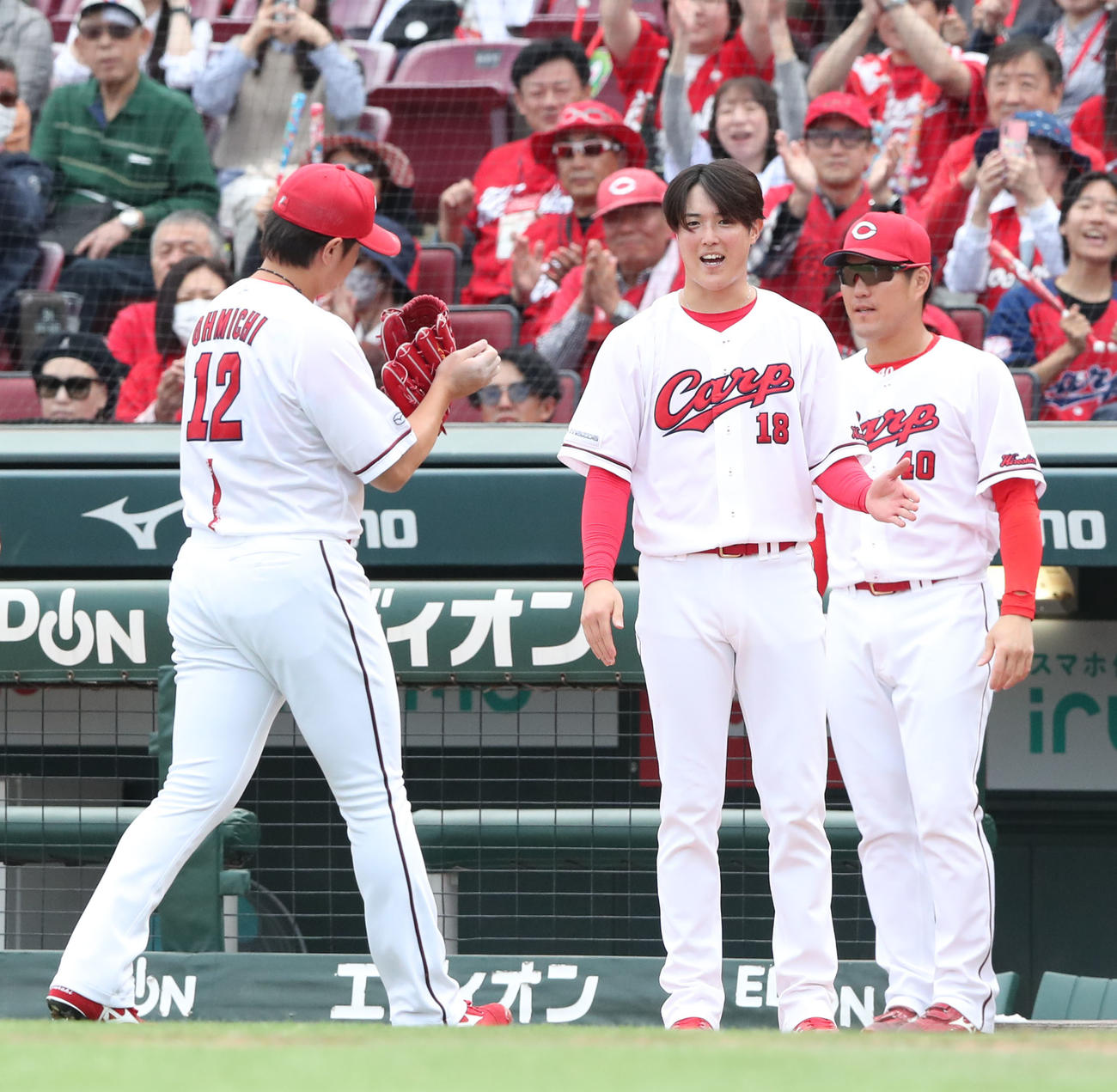 広島対DeNA 2番手として登板した大道はきっちり抑え森下に迎えられる（撮影・梅根麻紀）
