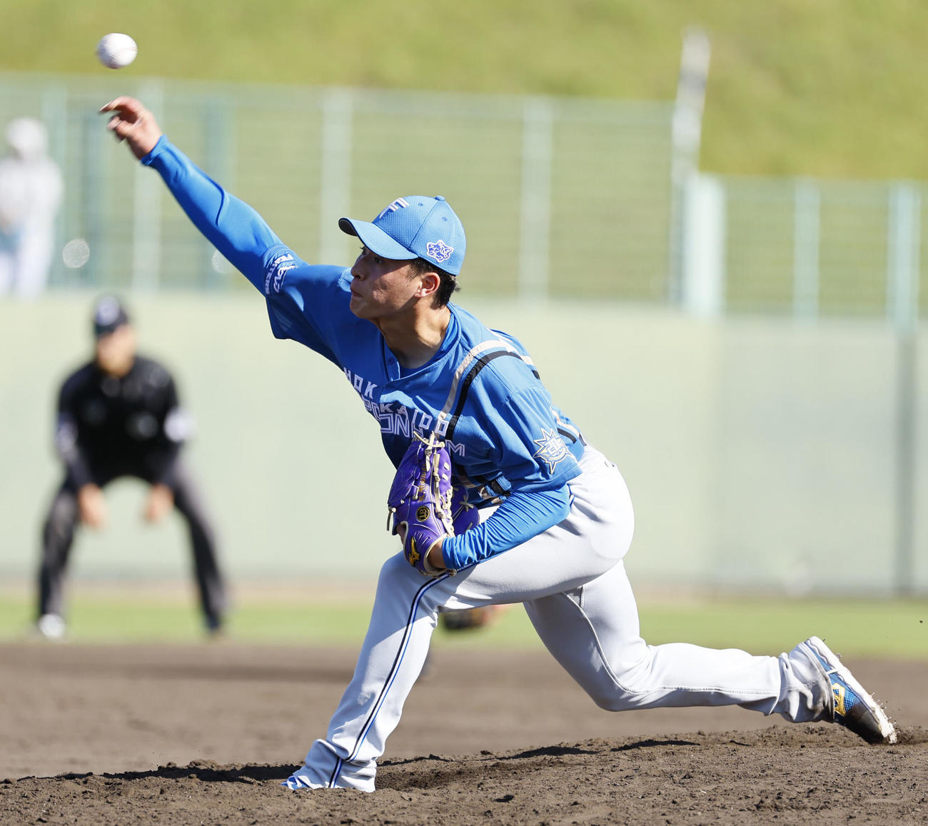 フェニックスリーグ阪神対日本ハム　9回3番手で登板した日本ハム吉田（撮影・藤尾明華）