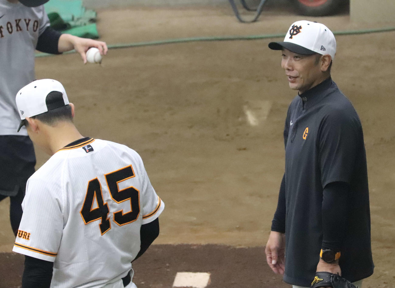 ジャイアンツ球場でブルペン投球する巨人畠（左）に声をかける阿部新監督（撮影・小早川宗一郎）