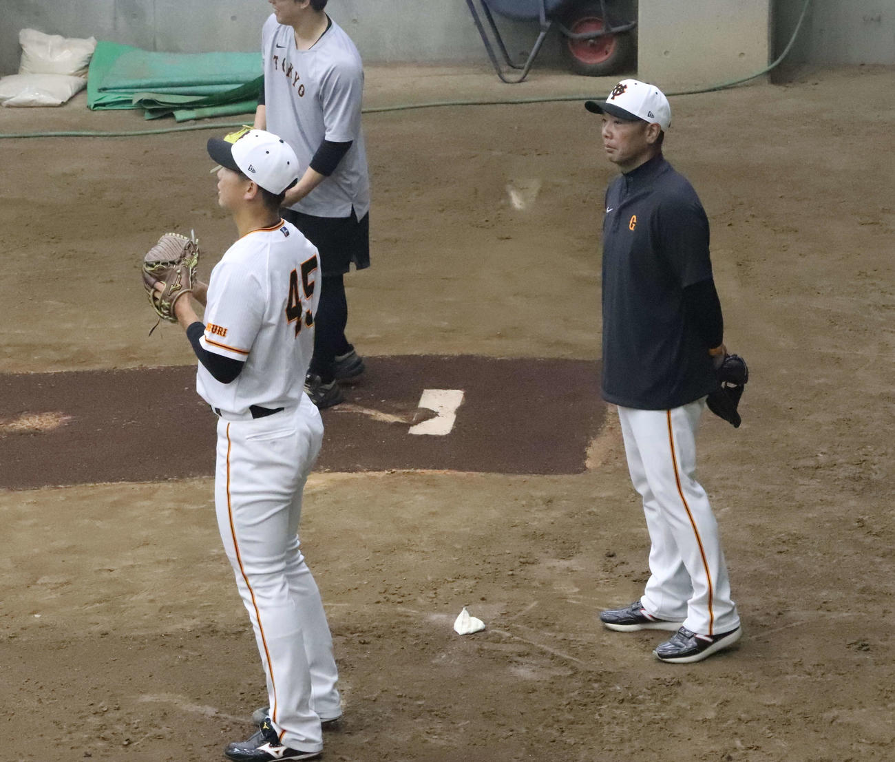 ジャイアンツ球場でブルペン投球する巨人畠（左）に声をかける阿部新監督（撮影・小早川宗一郎）