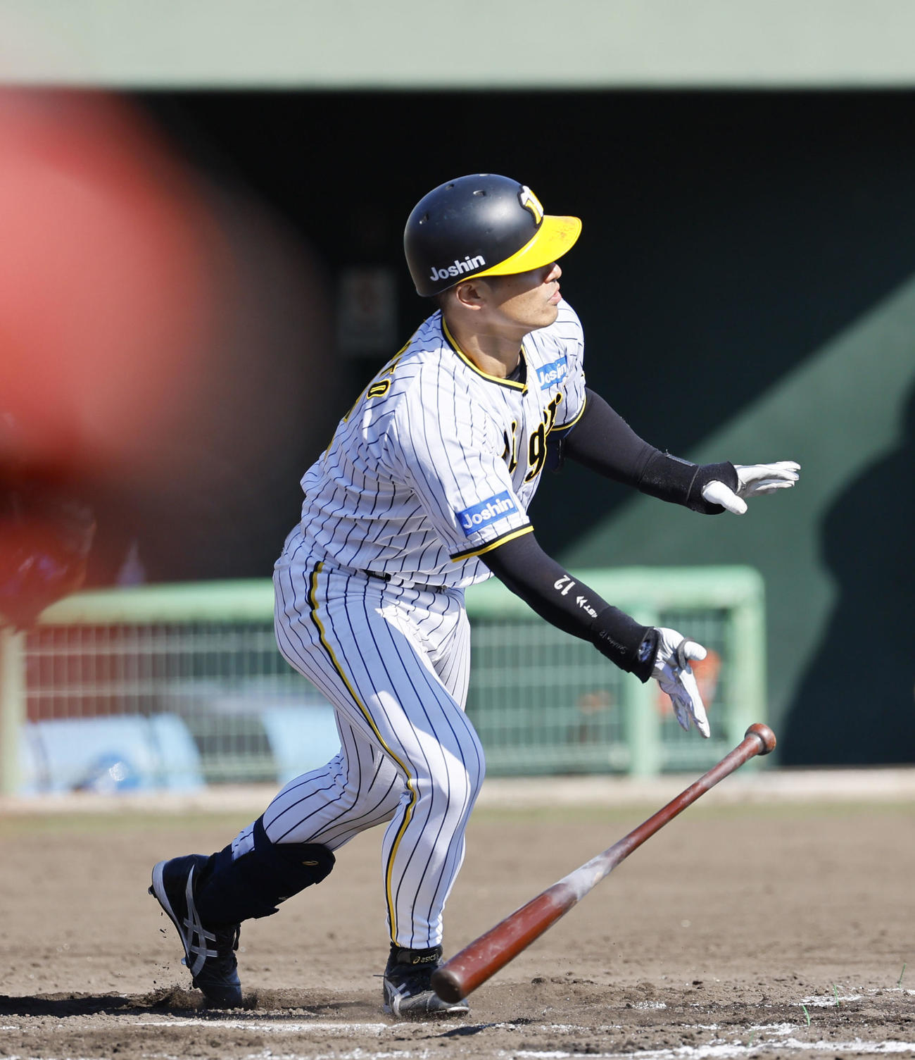 フェニックスリーグ阪神対日本ハム　6回裏阪神2死満塁、坂本は中越えに2点二塁打を放つ（撮影・藤尾明華）