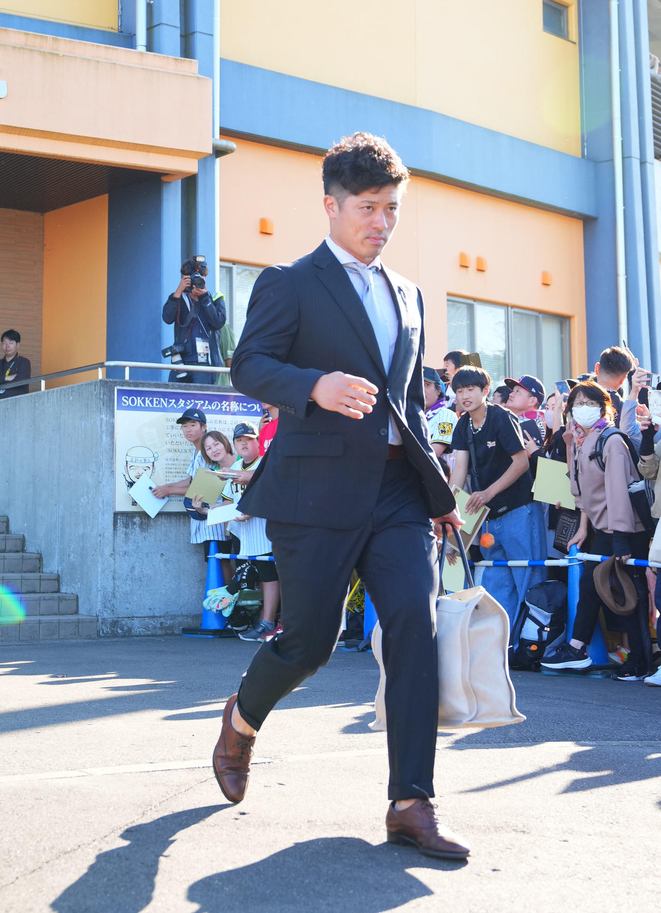フェニックスリーグ阪神対日本ハム　球場を後にする阪神坂本（撮影・藤尾明華）