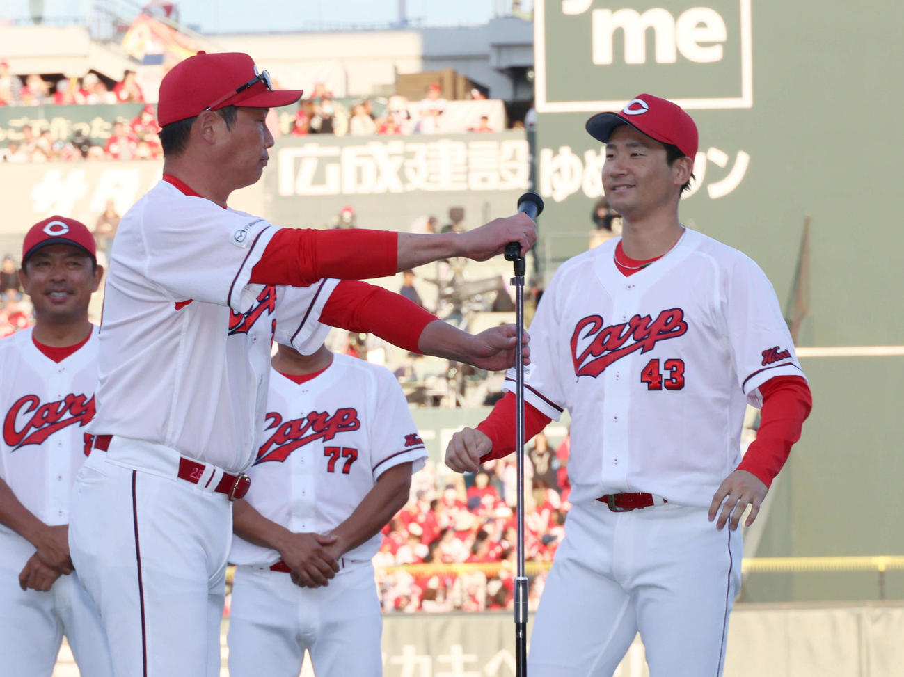 広島対DeNA　ファイナルS進出を決め、新井監督に選手代表としてスピーチを指名された島内（右）（撮影・加藤孝規）