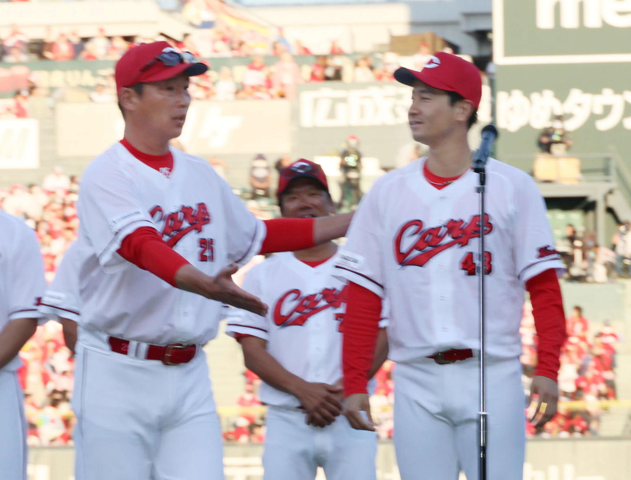 セCSファーストS第2戦　広島対DeNA　ファイナルS進出を決め、新井監督に選手代表としてスピーチを指名された島内（右）（撮影・加藤孝規）