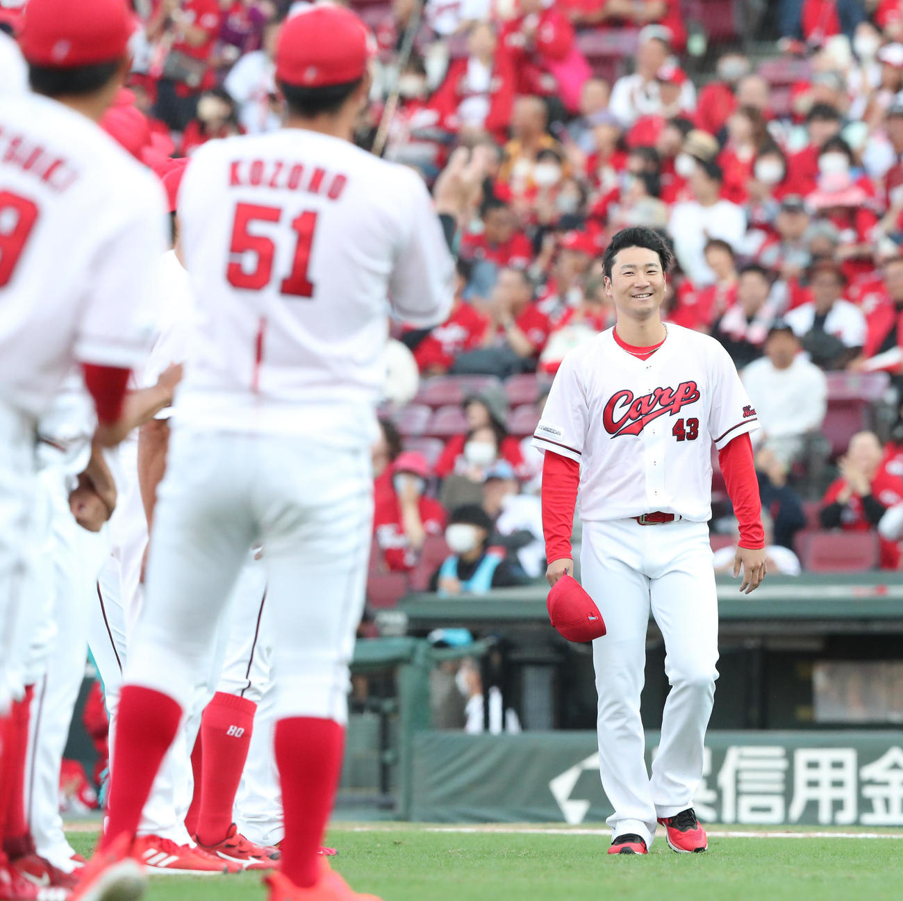 広島対DeNA　セレモニーで突然新井監督に呼ばれ困惑の表情を見せる島内（撮影・梅根麻紀）