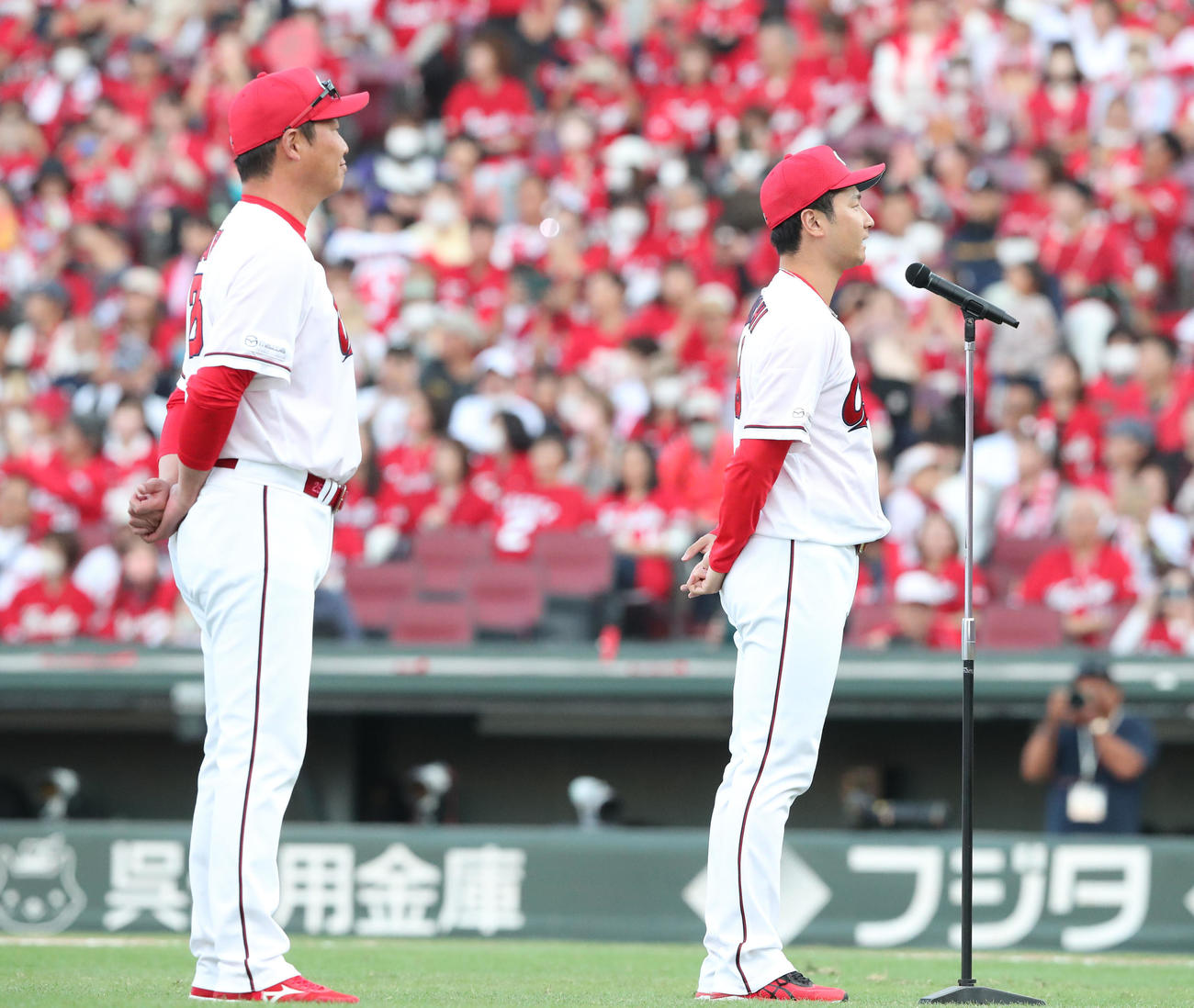 広島対DeNA　セレモニーで突然新井監督に呼ばれスピーチする島内（撮影・梅根麻紀）