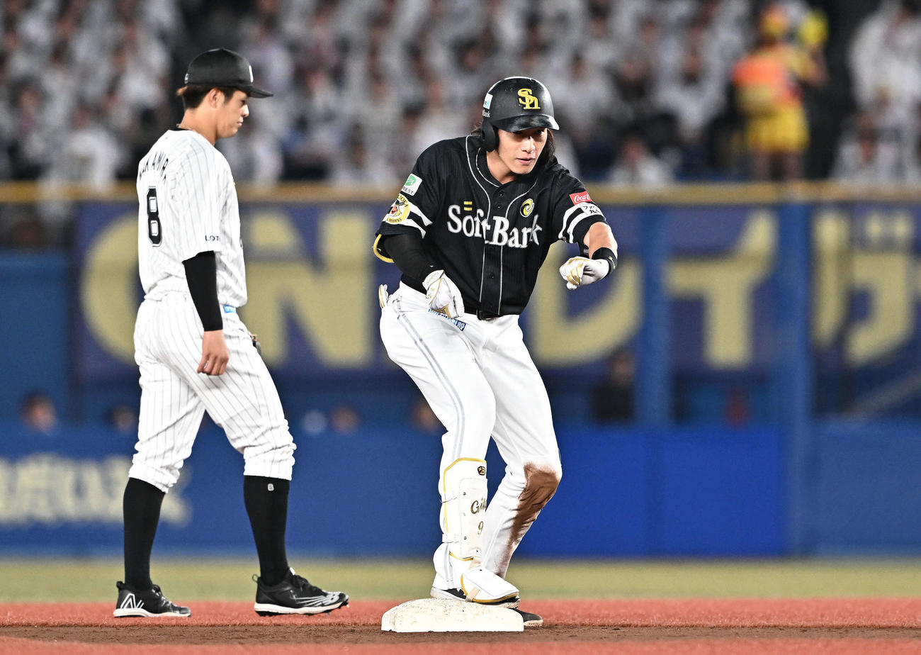 ロッテ対ソフトバンク　3回表ソフトバンク1死三塁、柳田は左翼線に適時二塁打を放ちポーズを決める。二塁手中村奨（撮影・滝沢徹郎）