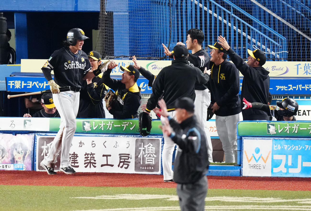 ロッテ対ソフトバンク　3回表ソフトバンク2死三塁、中村晃の適時打で生還し、チームメートとタッチを交わす柳田（左端）（撮影・江口和貴）