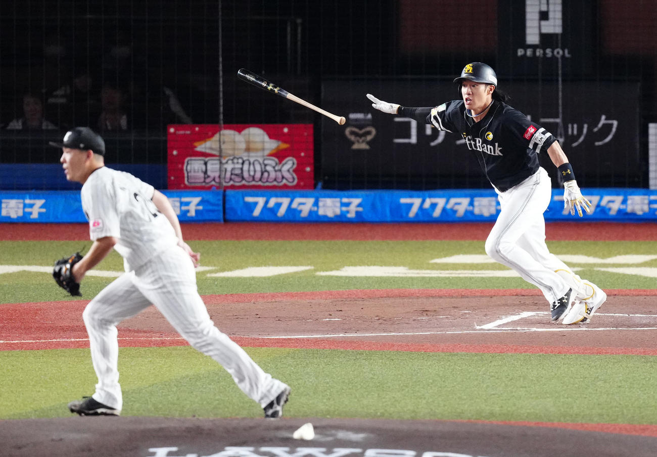 ロッテ対ソフトバンク　1回表ソフトバンク1死一塁、一ゴロに倒れる柳田。投手西野（撮影・江口和貴）