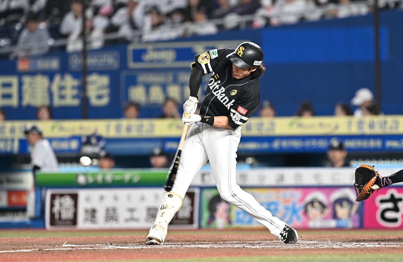 ロッテ対ソフトバンク　3回表ソフトバンク1死三塁、柳田は左翼線に適時二塁打を放つ（撮影・滝沢徹郎）
