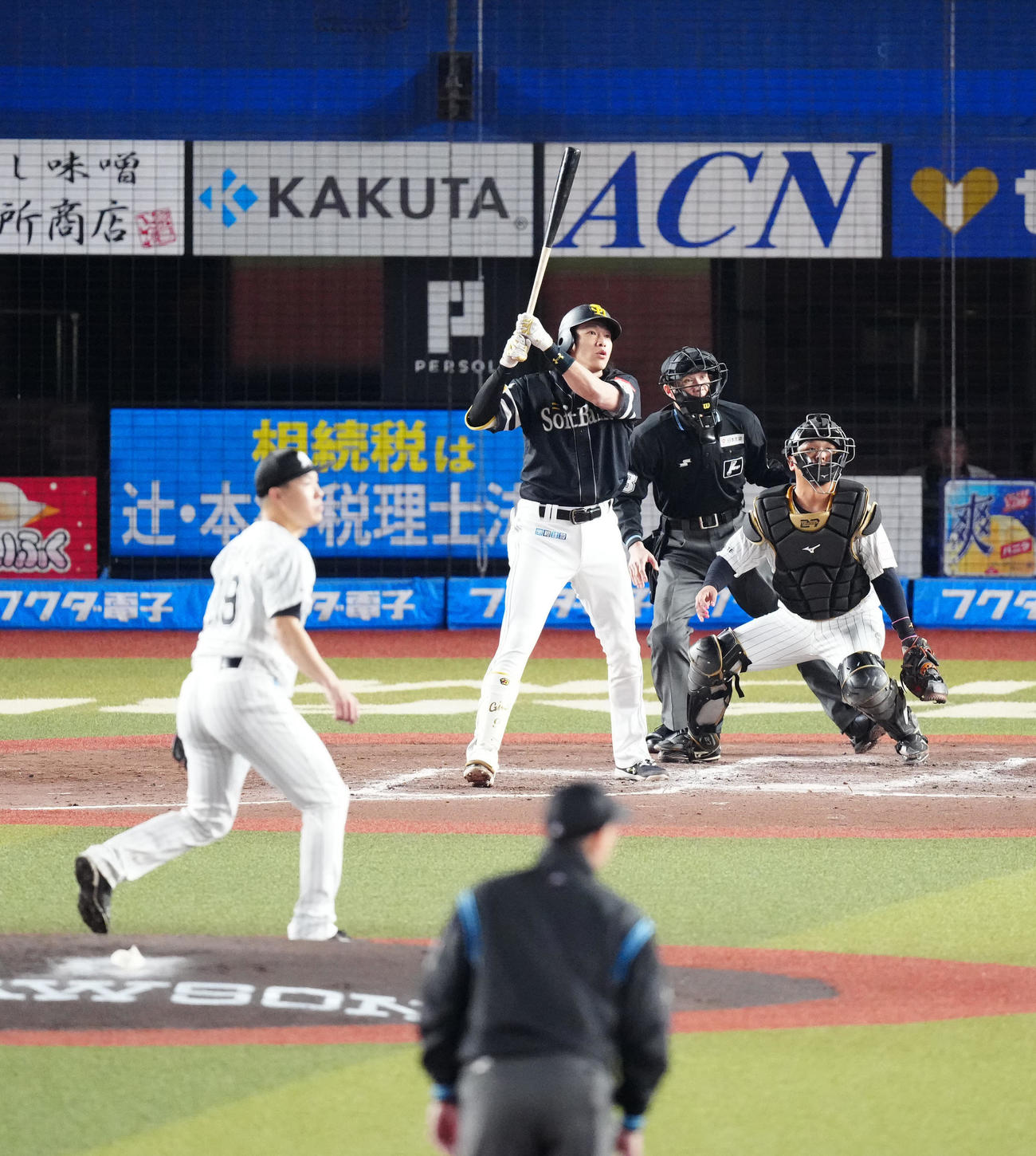 ロッテ対ソフトバンク　3回表ソフトバンク1死三塁、適時二塁打を放つ柳田。投手西野（撮影・江口和貴）