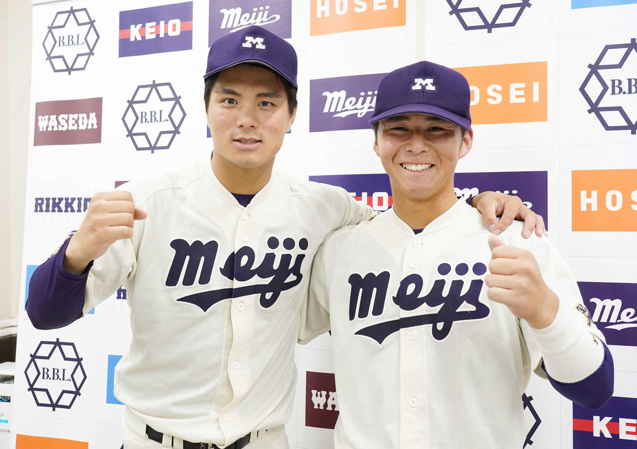 慶大対明大　先発で5回途中無失点と好投した明大先発の蒔田（左）と初打点を挙げた岸本（撮影・小沢裕）