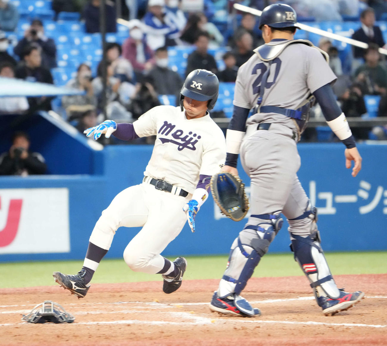 慶大対明大　4回裏明大1死満塁、三塁走者の宗山（左）は岸本の先制中犠飛で生還する（撮影・小沢裕）