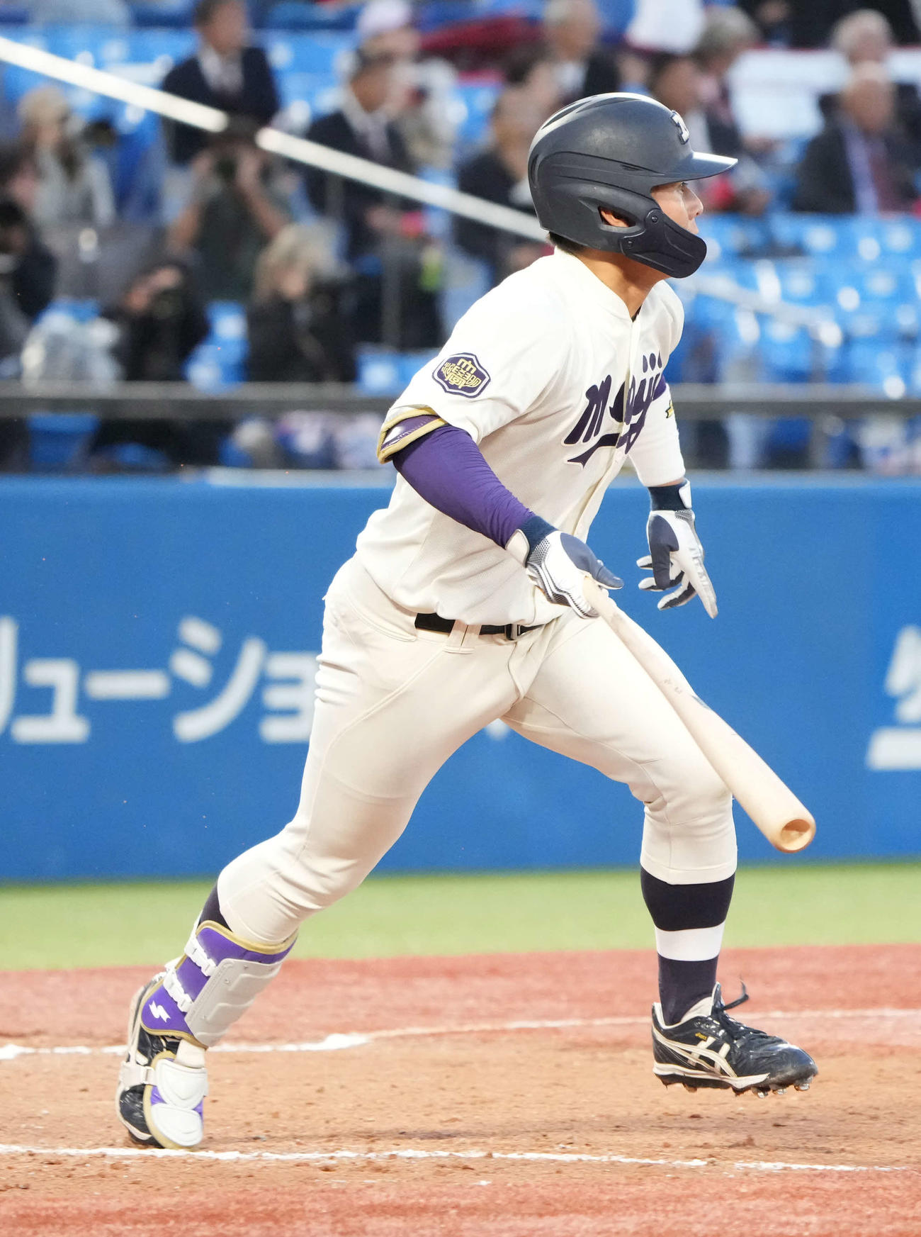 慶大対明大　4回裏明大1死満塁、岸本は先制の中犠飛を放つ（撮影・小沢裕）