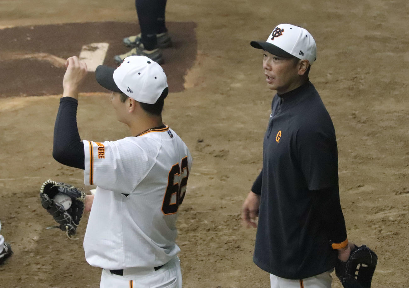 ブルペン投球する巨人横川（左）に声をかける阿部新監督（撮影・小早川宗一郎）