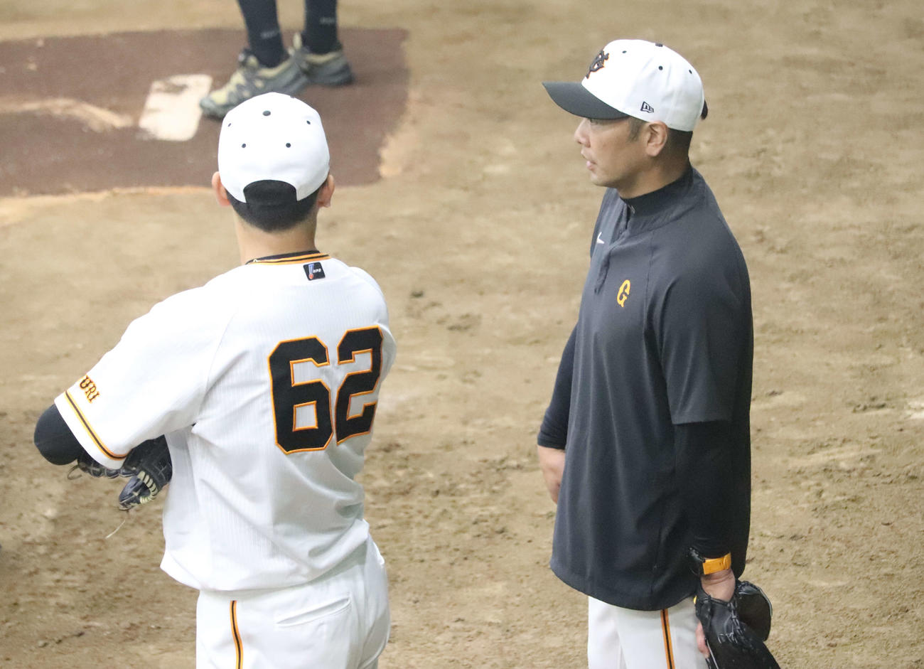 ジャイアンツ球場でブルペン投球する巨人横川（左）に声をかける阿部新監督（撮影・小早川宗一郎）