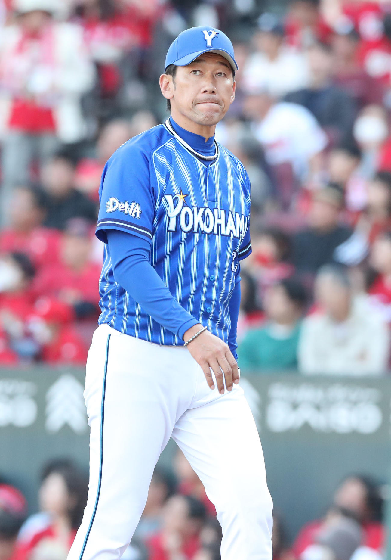 広島対DeNA　審判に選手交代を告げた三浦監督（撮影・梅根麻紀）