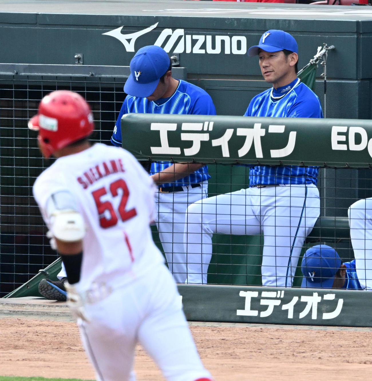 広島対DeNA 6回裏広島無死、代打の末包に左越え本塁打を打たれ厳しい表情を見せる三浦監督（撮影・前岡正明）