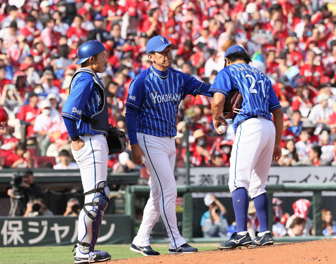 広島対DeNA 6回裏広島無死一、二塁、降板する今永（右）と三浦監督（中央）。左は山本（撮影・加藤孝規）