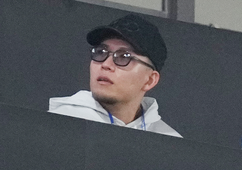 ロッテ対ソフトバンク　試合を観戦する千賀（撮影・鈴木みどり）