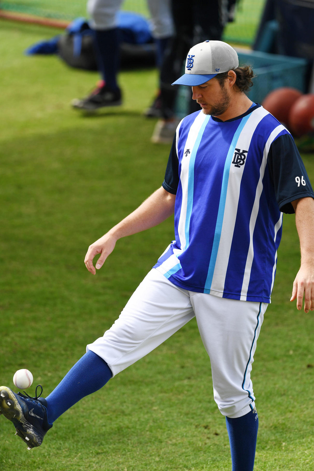 広島対DeNA　リフティングを行うDeNAバウアー（撮影・前岡正明）