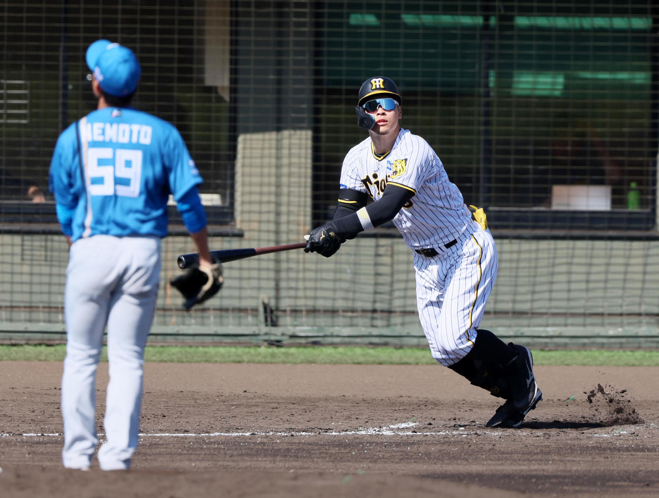 阪神対日本ハム　5回裏阪神無死、佐藤輝は左越えソロ本塁打を放つ。投手は根本（撮影・加藤哉）