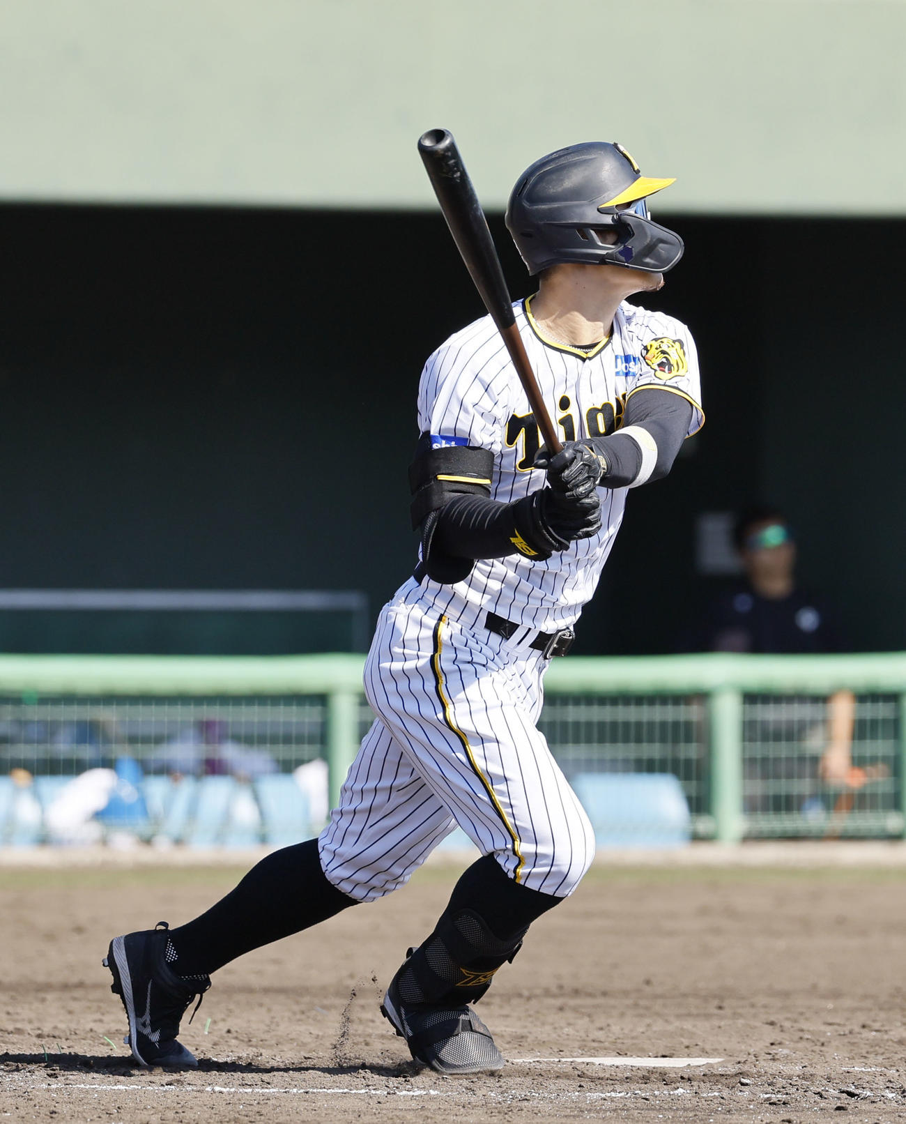 フェニックスリーグ阪神対日本ハム　5回裏阪神無死、佐藤輝は中越えに本塁打を放つ（撮影・藤尾明華）