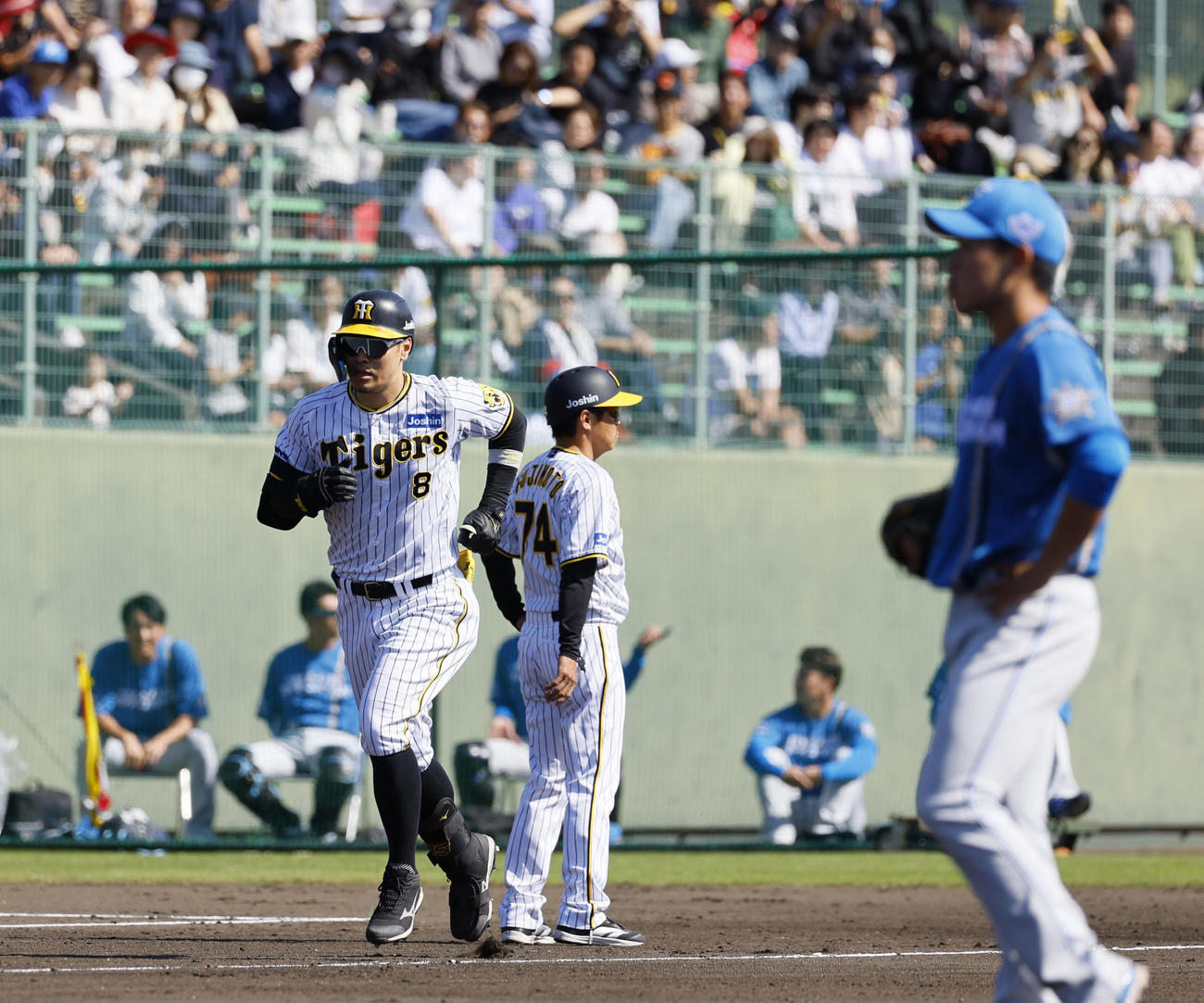 フェニックスリーグ阪神対日本ハム　5回裏阪神無死、中越えに本塁打を放ちホームに向かう佐藤輝（左）（撮影・藤尾明華）