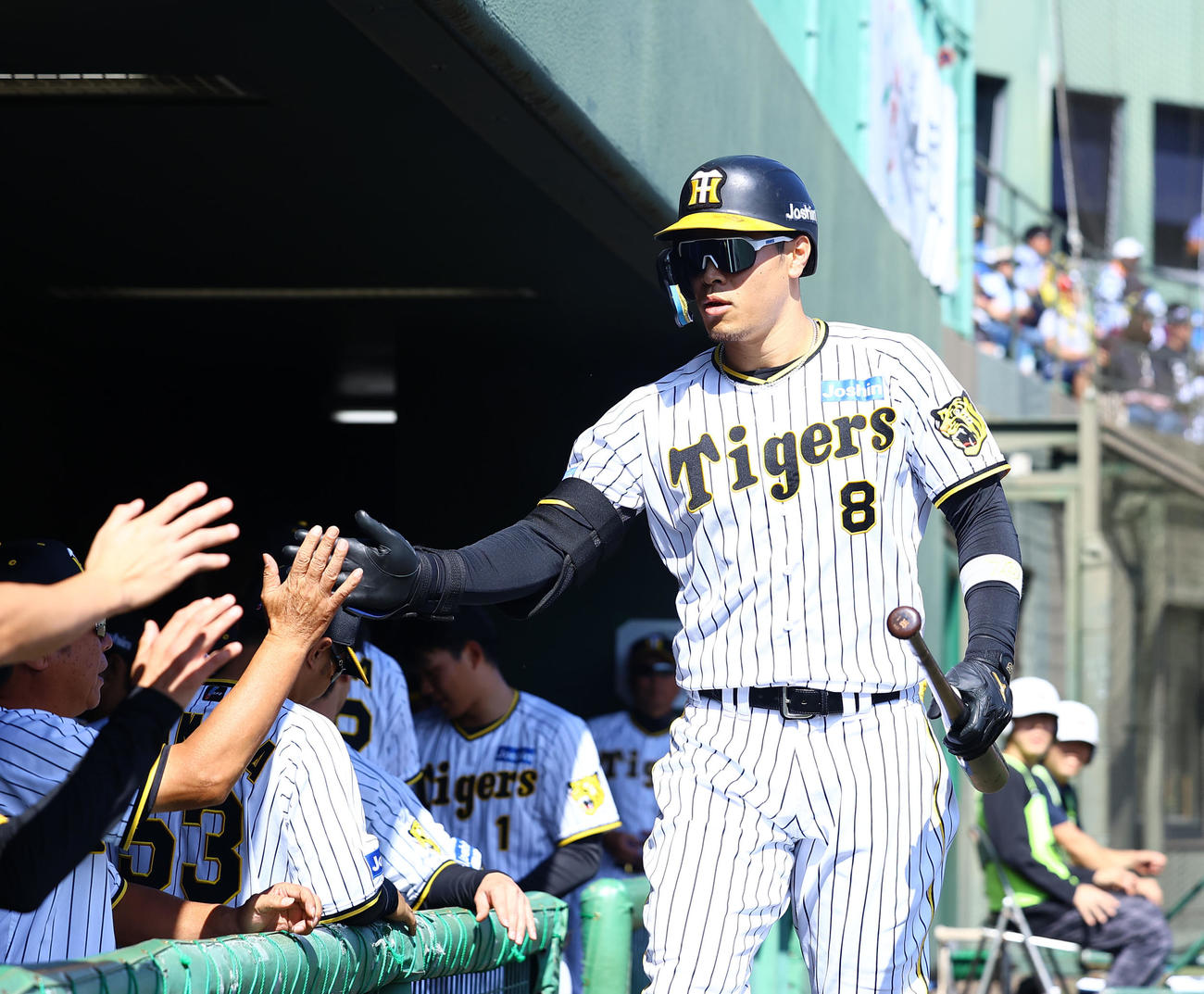 阪神対日本ハム　5回裏阪神無死、中越えに本塁打を放ちナインに迎えられる佐藤輝（撮影・藤尾明華）