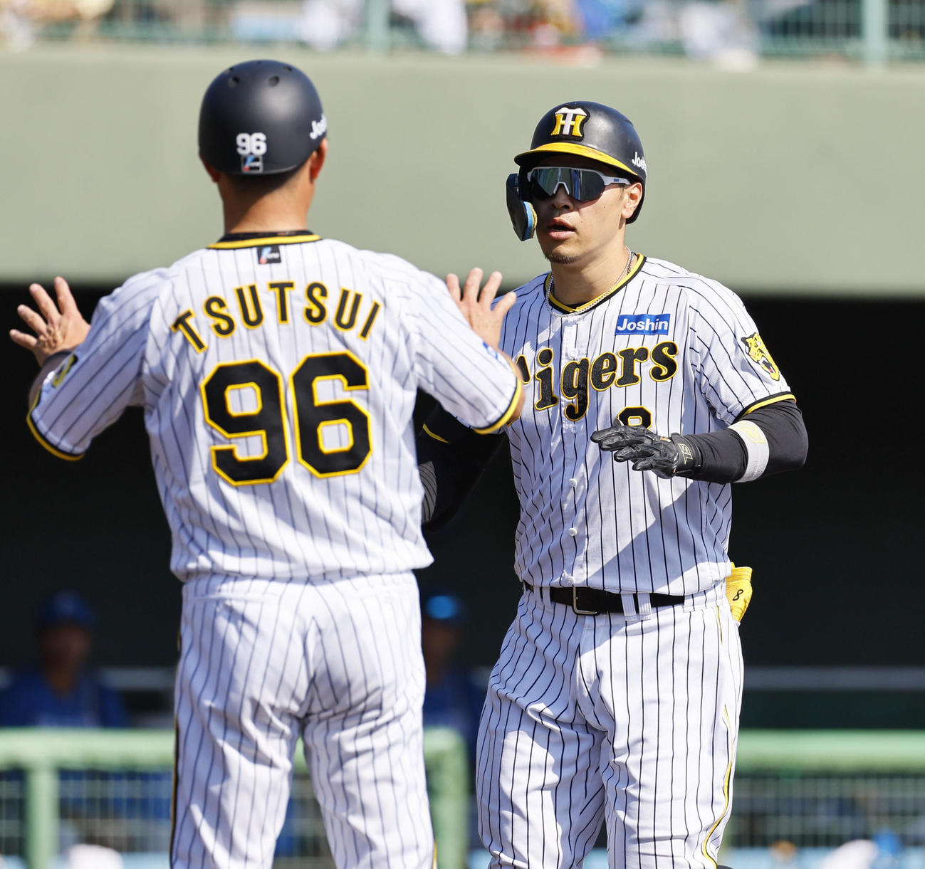 フェニックスリーグ阪神対日本ハム　5回裏阪神無死、中越えに本塁打を放ち生還する佐藤輝（右）（撮影・藤尾明華）