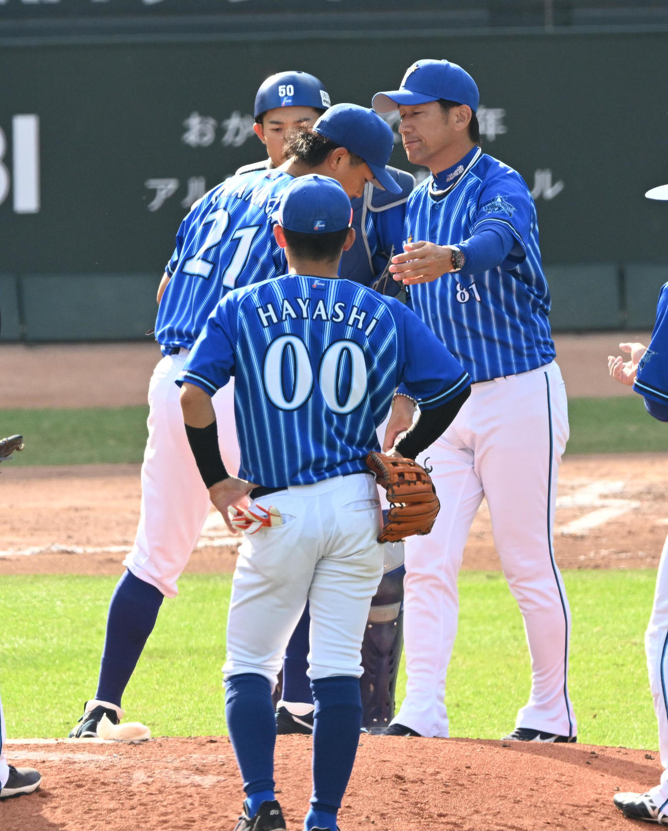 広島対DeNA 6回裏広島無死一、二塁、交代でベンチに戻る今永（左）をねぎらう三浦監督（撮影・前岡正明）