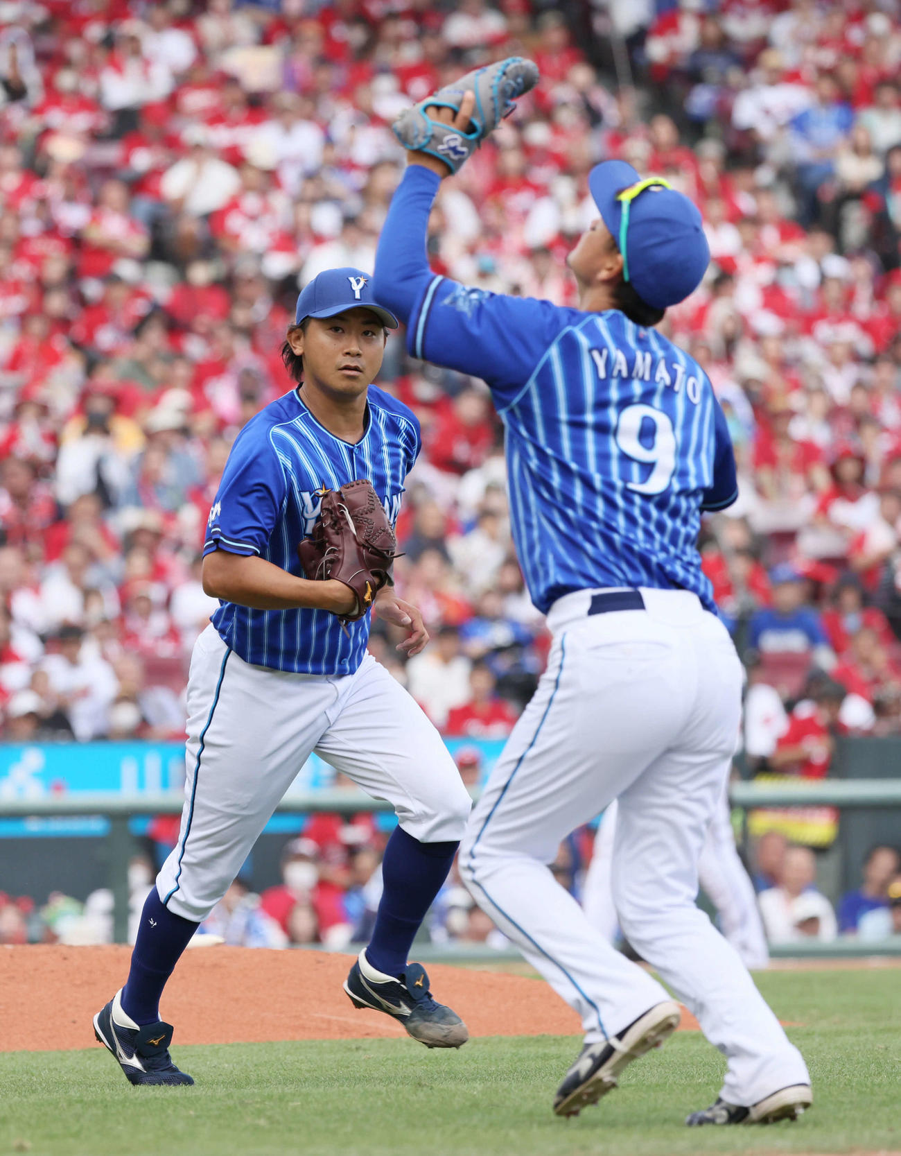 セCSファーストS第2戦　広島対DeNA 5回裏広島2死、デビッドソンの一飛で大和（右）のカバーに入る今永（撮影・加藤孝規）