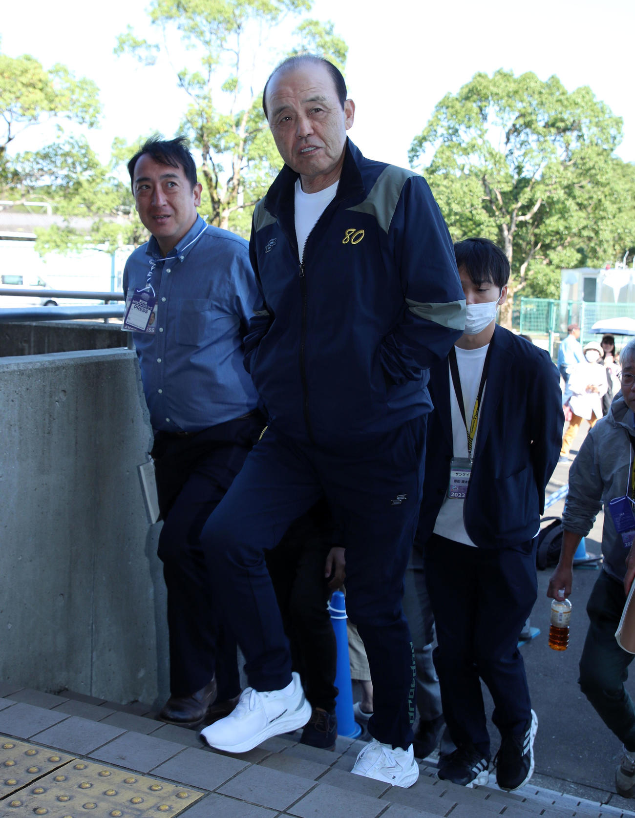 阪神対日本ハム　球場入りする岡田監督（撮影・加藤哉）
