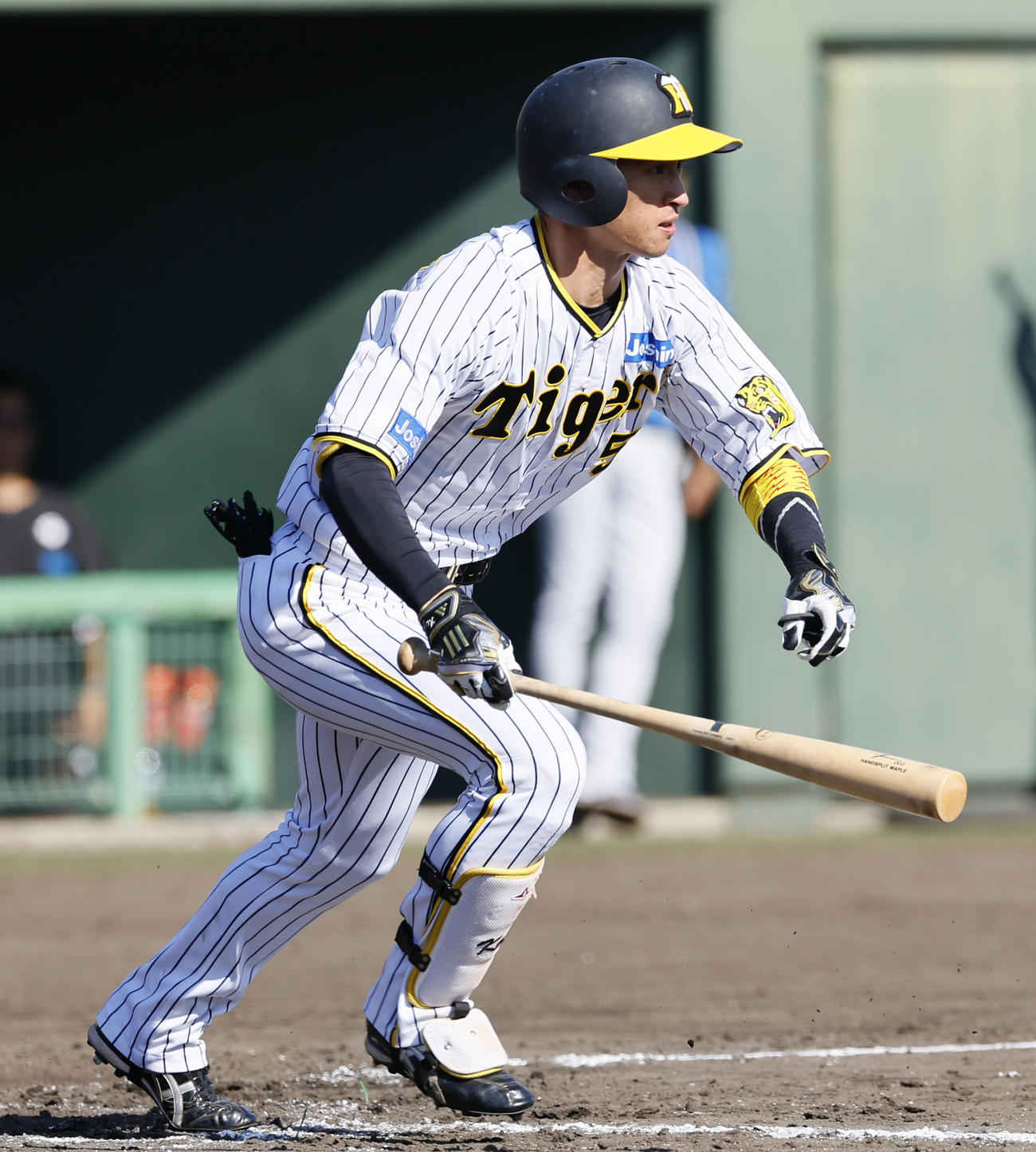 フェニックスリーグ阪神対日本ハム　7回裏阪神無死、近本は右前打を放つ（撮影・藤尾明華）