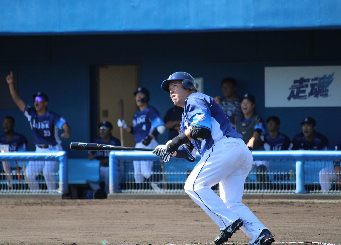 オリックス戦で本塁打を放つ西武山川（撮影・金子真仁）