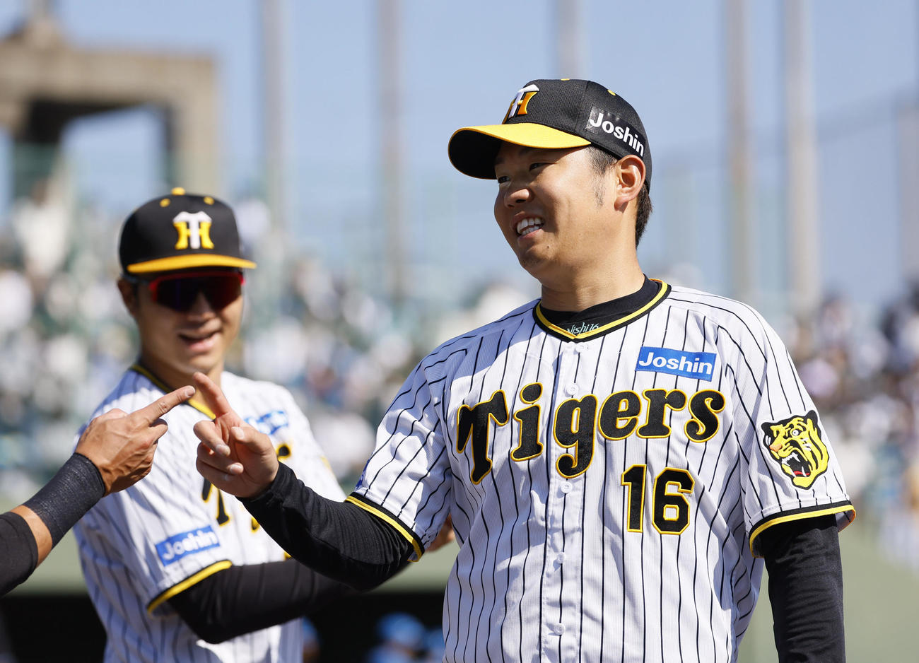 フェニックスリーグ阪神対日本ハム　5回を終え笑顔を見せる阪神西勇（撮影・藤尾明華）