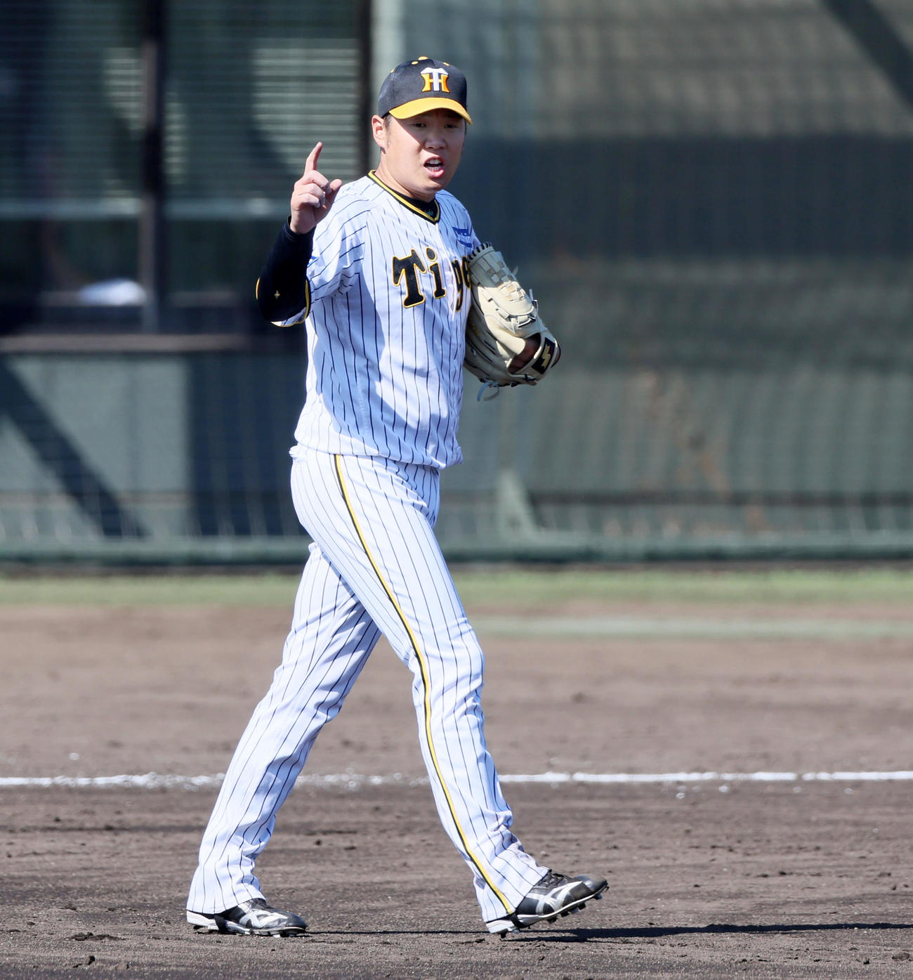 阪神対日本ハム　5回表、ナインに声を掛けてマウンドへ上がる西勇（撮影・加藤哉）