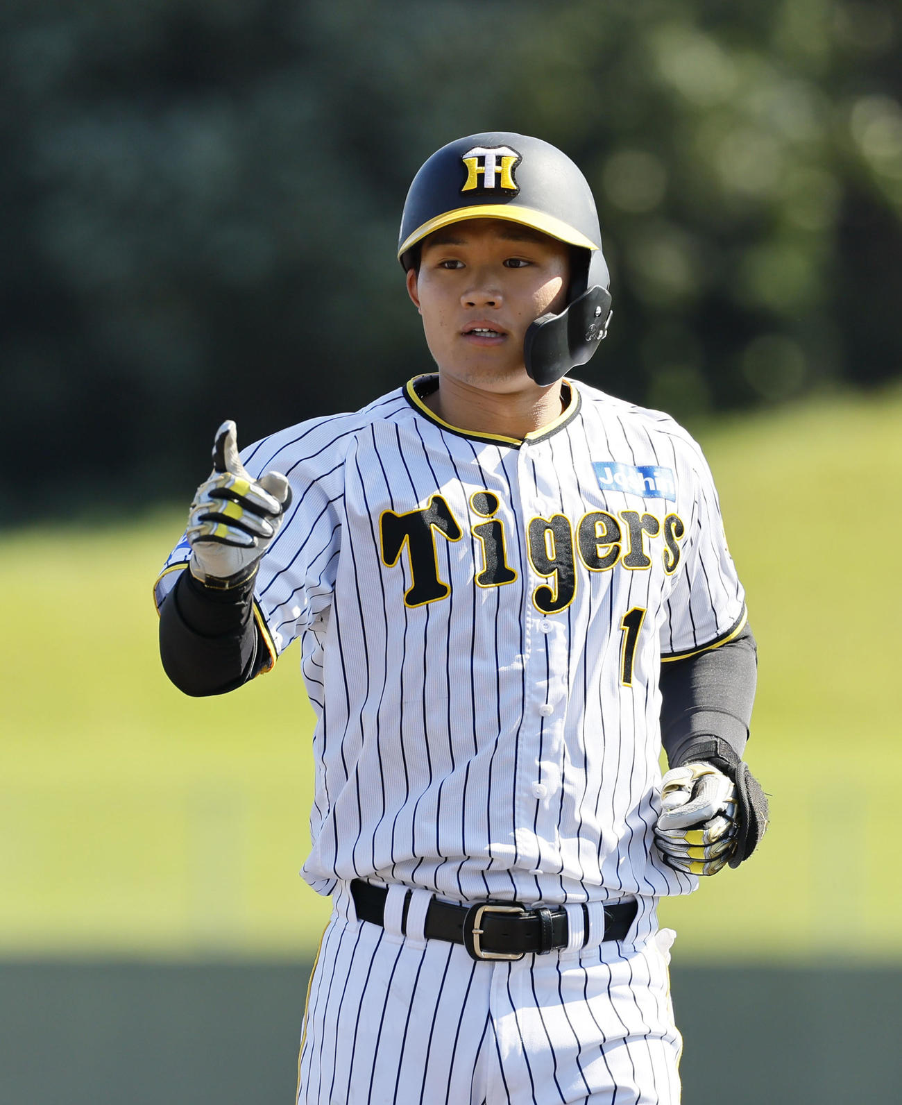 フェニックスリーグ阪神対日本ハム　6回裏阪神無死一、二塁、左前に適時打を放ち、ベンチを指さす森下（撮影・藤尾明華）
