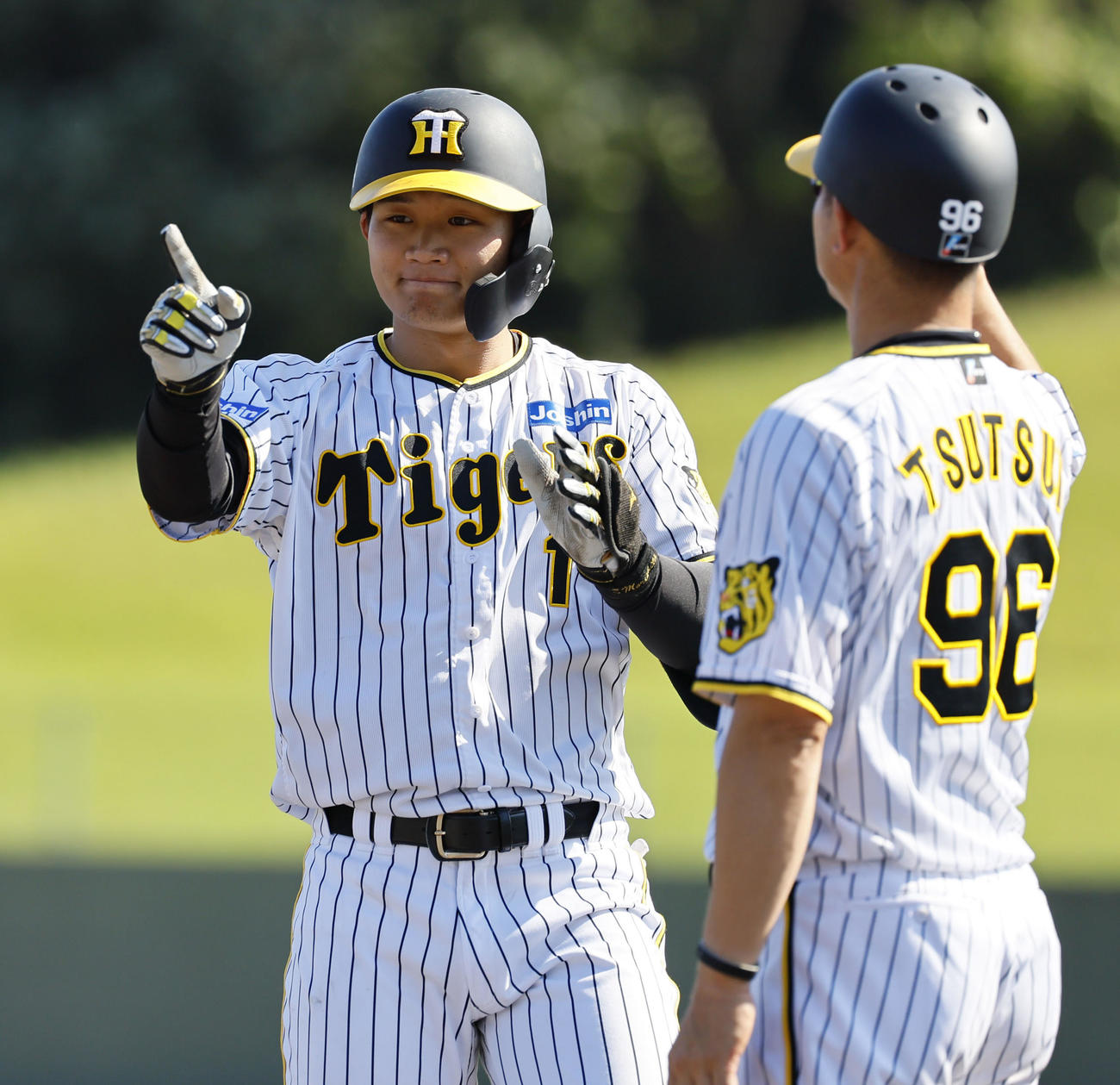 阪神対日本ハム　6回裏阪神無死一、二塁、左前適時打を放ち、ナインを指さす森下（撮影・藤尾明華）